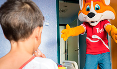 TIDO visitó a niños hospitalizados de Madrid y Granada para llevarles un momento de alegría y diversión