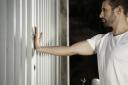 Ejercicio 7: Estiramiento dorsal ayudándonos de pared