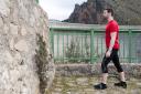 Ejercicio 8: Empujes con pierna en pared y pierna atrás (derecha)