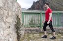 Ejercicio 9: Empujes con pierna en pared y pierna atrás (izquierda)