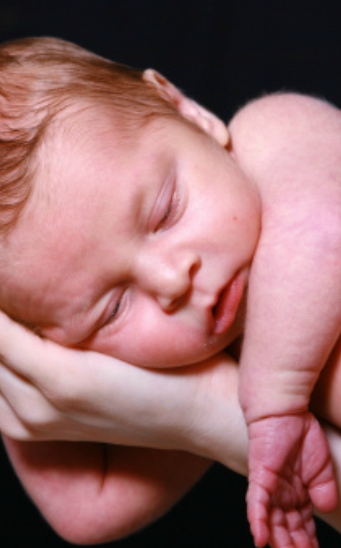 Al recién nacido hay que tratarlo con mucho cariño y cuidado