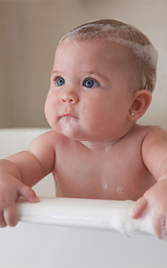 Jamás debe dejarse al bebé solo en el baño Jamás debe dejarse al bebé solo en el baño