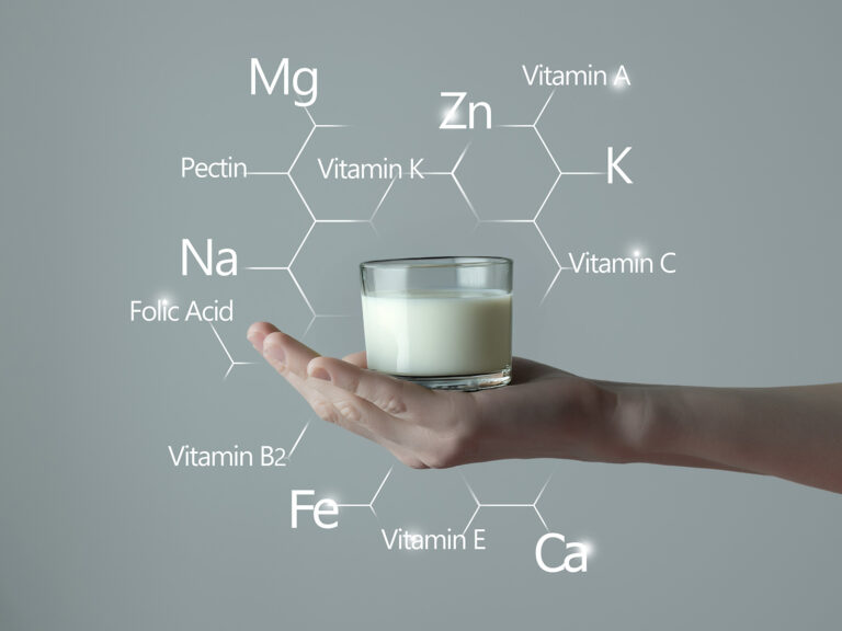 Vaso de leche con componentes químicos vitaminas y minerales