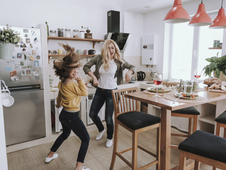 Madre e hija en cocina bailando