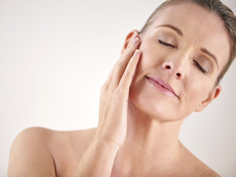 Mujer con piel sana radiante