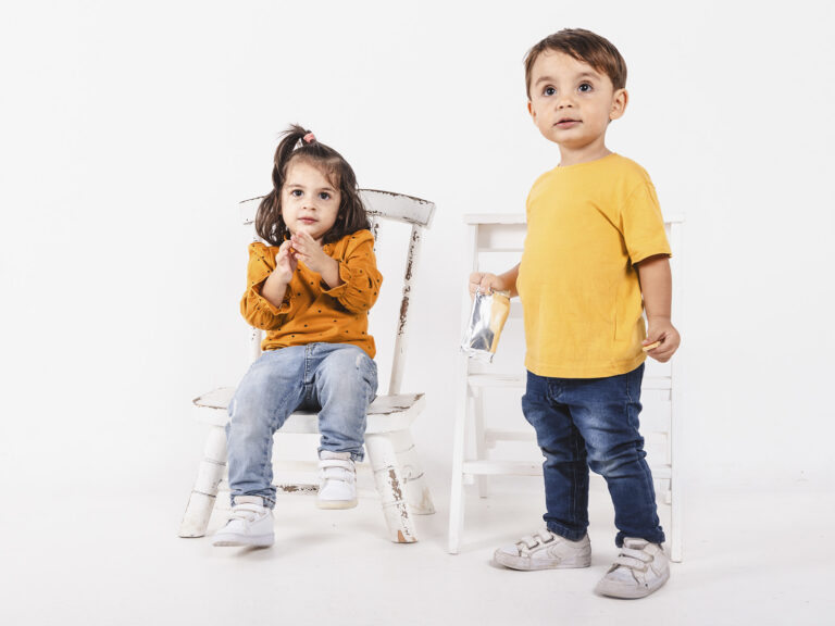 Dos niños pequeños sanos y felices, representando la importancia de los primeros 1000 días de vida