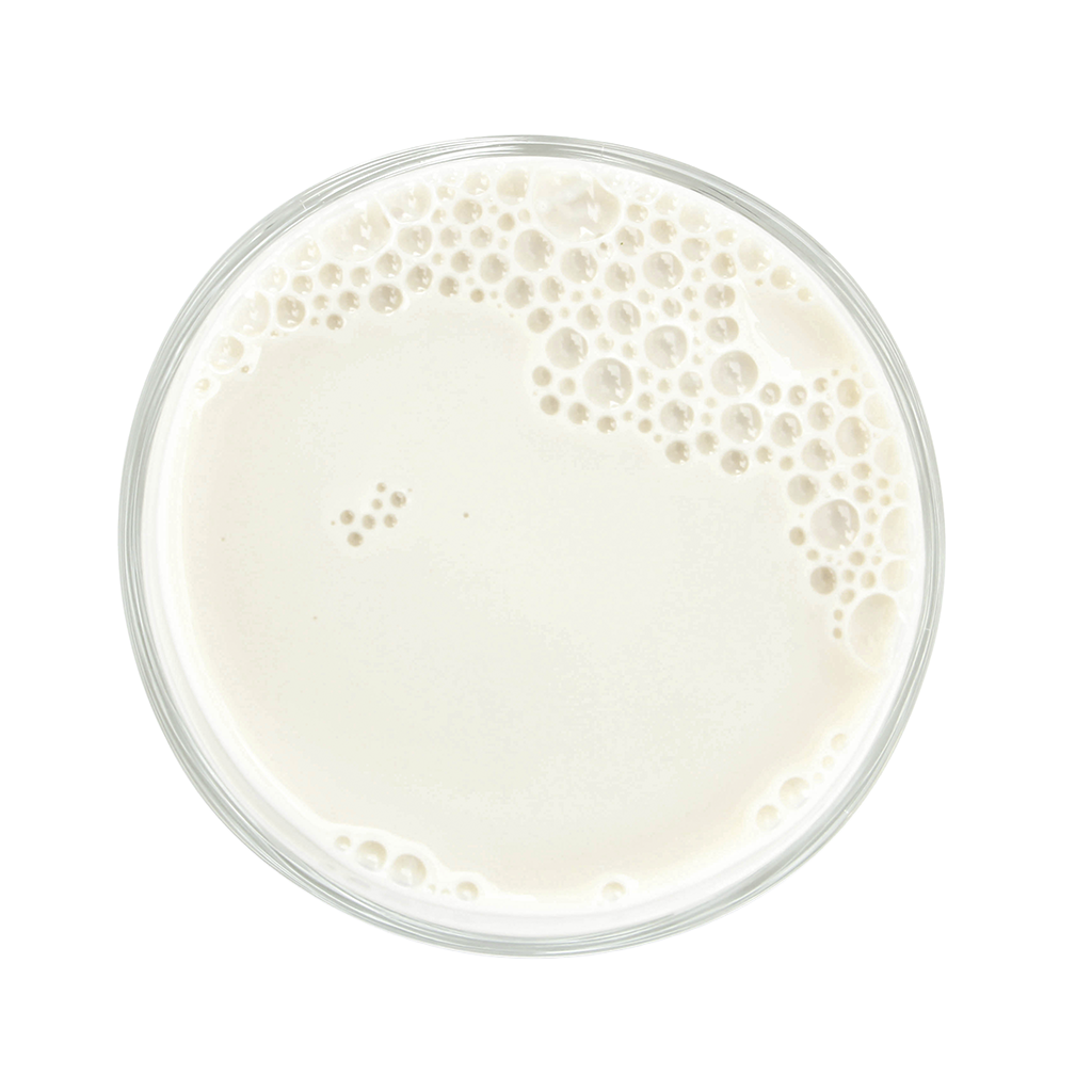 Vaso de leche Puleva Clásica Ligera visto desde arriba con burbujas cremosas