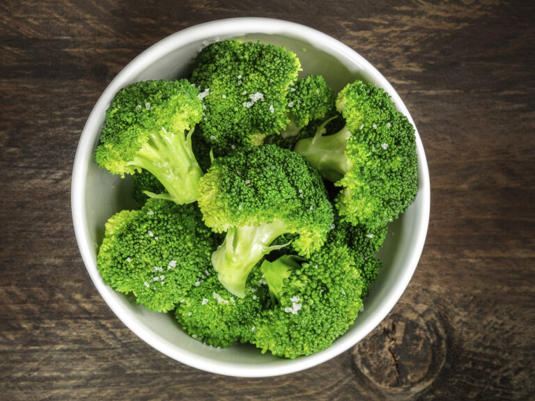 Tarro con brócoli hervido