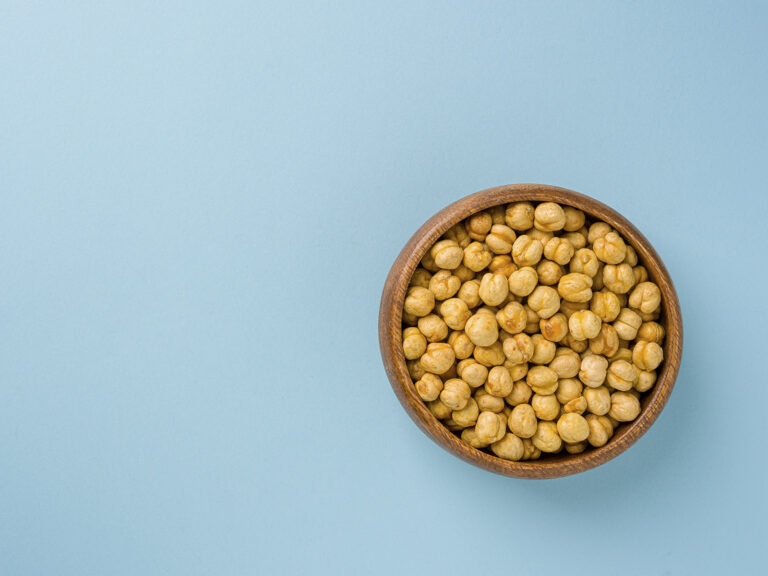Garbanzos en cuenco de madera para artículo de curiosidades