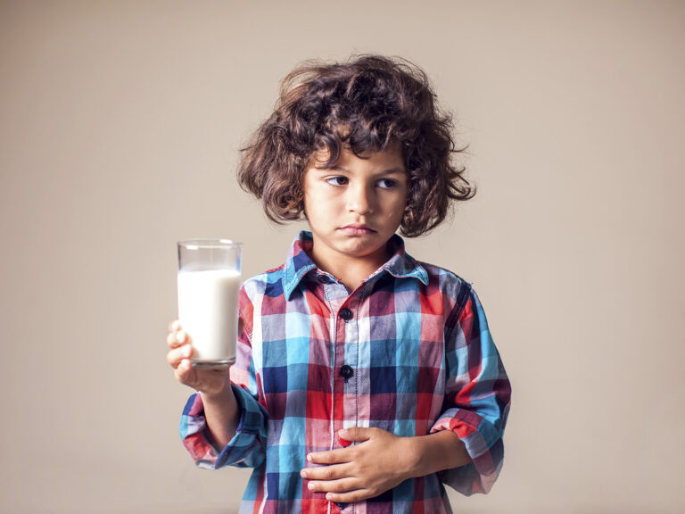 Niño rechazando vaso de leche alergia