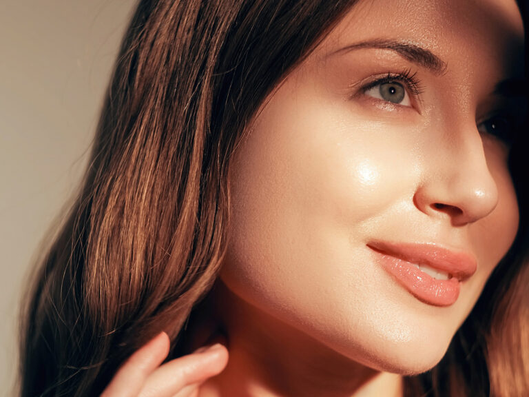 Primer plano de rostro de mujer con piel saludable