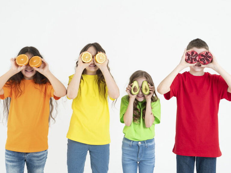 Niños con frutas naranjas limón aguacate pomelo
