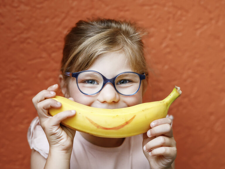 Niño con plátano merienda saludable