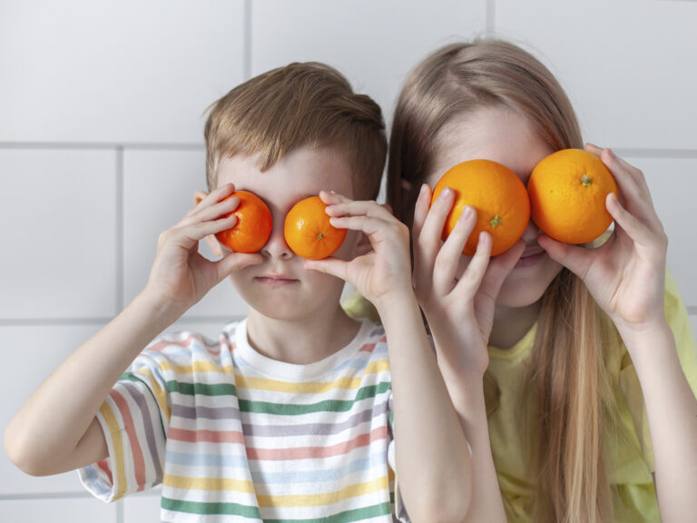 Niños con naranjas vitamina C salud