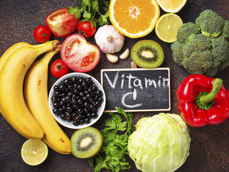 Vitamina C frutas naranjas plátano verduras brócol