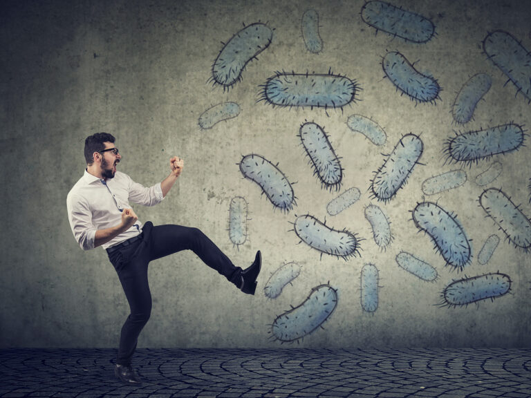 Hombre luchando bacterias microorganismos sistema inmune