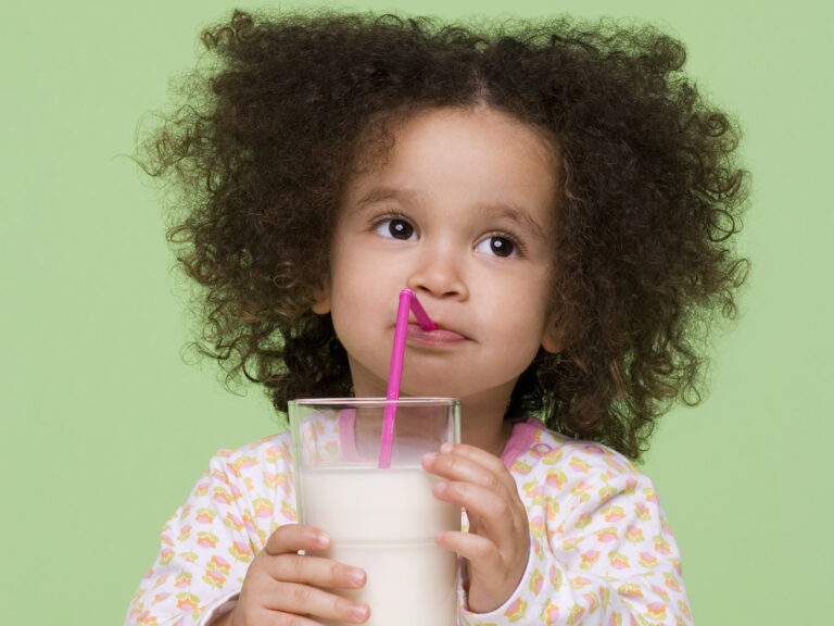 Niños haciendo desayuno saludable en cocina