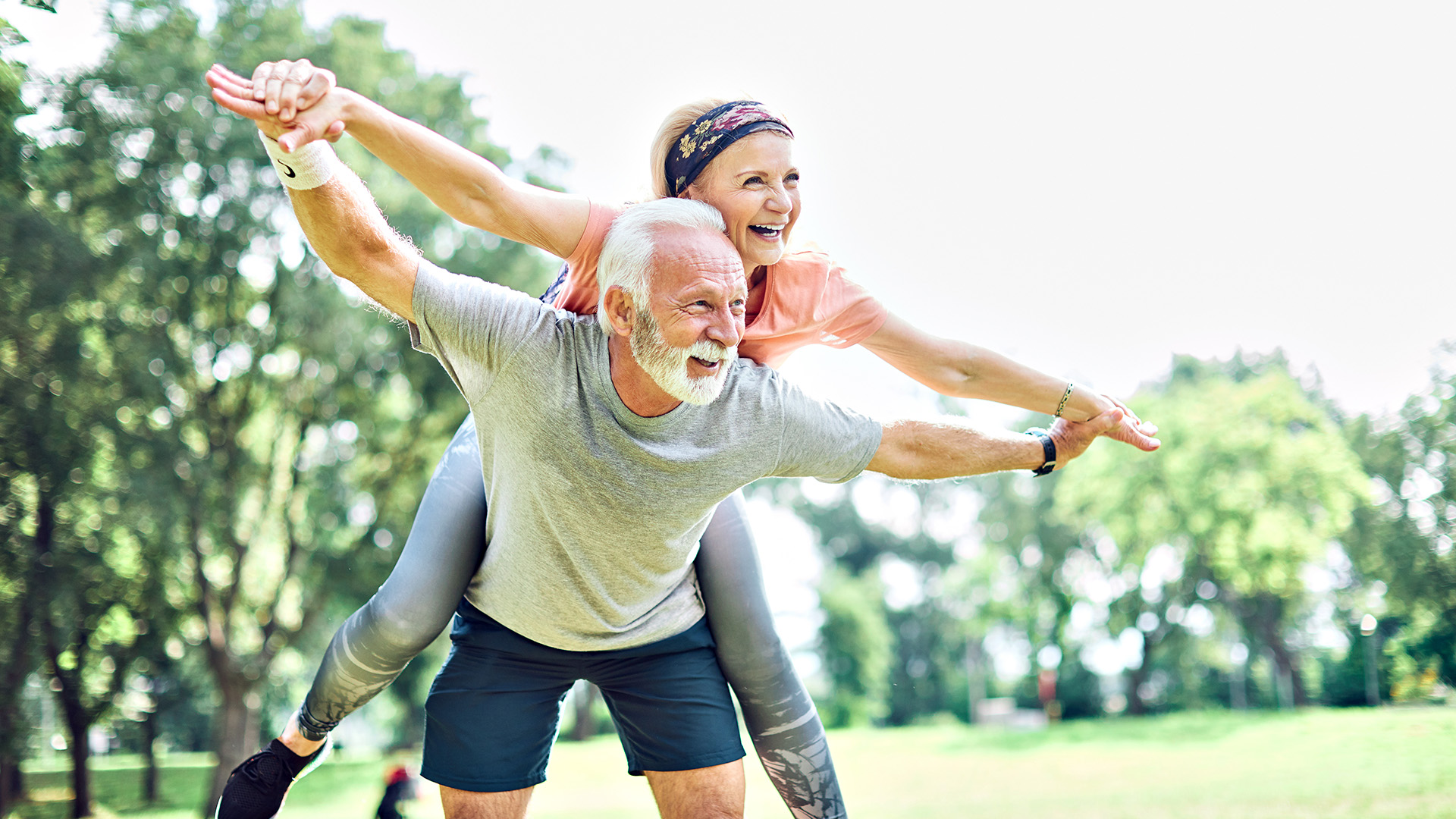 Pareja activa jugando en parque verde