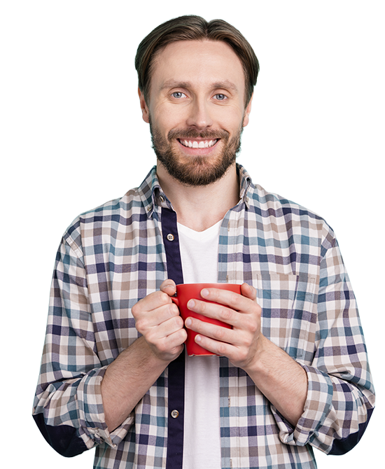 Hombre sonriente disfrutando de una taza de café con leche Puleva