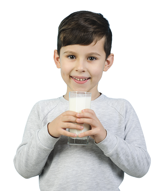 Niño sonriente sosteniendo un vaso de leche Puleva Clásica Ligera