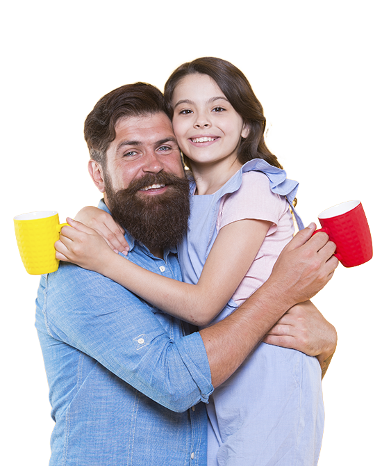 Padre e hija sosteniendo tazas de desayuno sonriendo