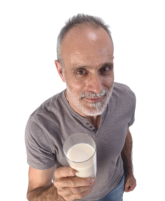 Hombre mayor sosteniendo vaso de leche blanca