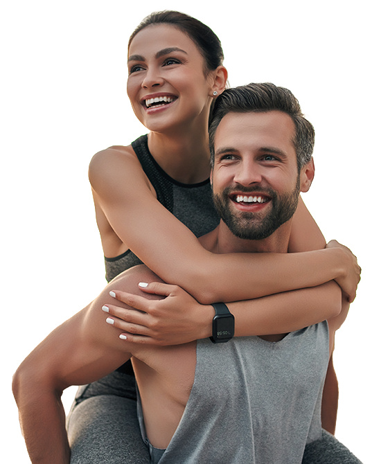 Pareja sonriente y feliz abrazándose