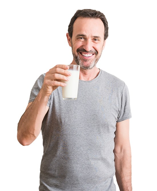 Hombre con vaso de leche