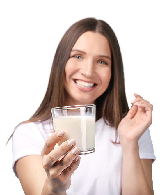 Mujer sosteniendo vaso de leche