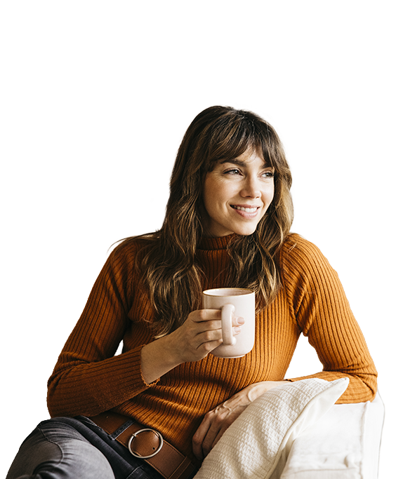 Mujer sosteniendo taza de café con leche PULEVA