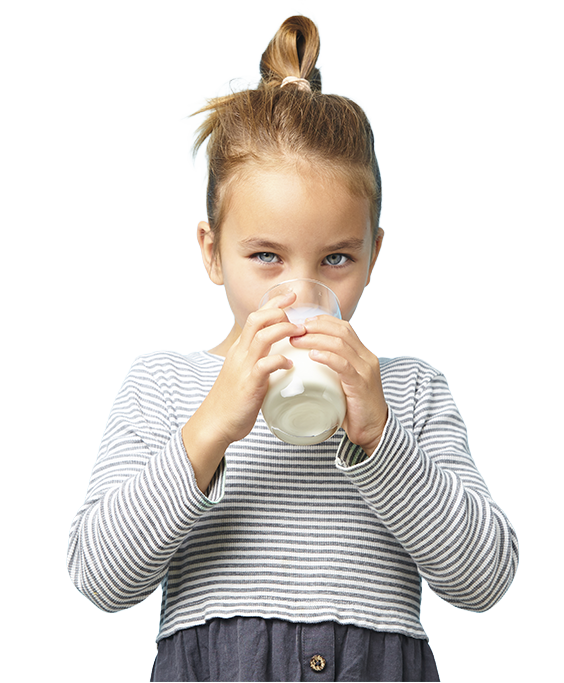 Niña bebiendo leche Puleva Clásica Ligera directamente del envase