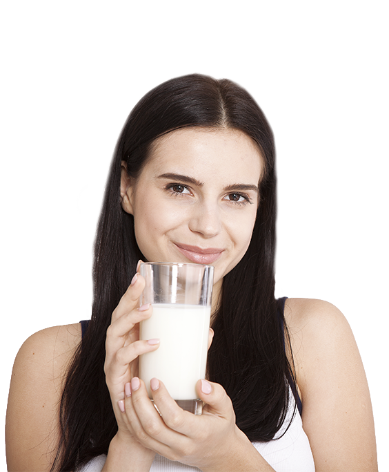Mujer joven sonriendo sosteniendo vaso de leche