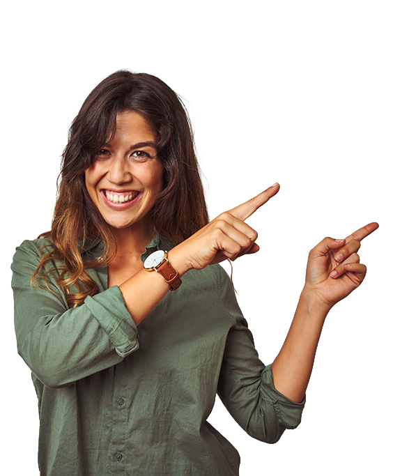 Mujer sonriendo y sealando con ambas manos
