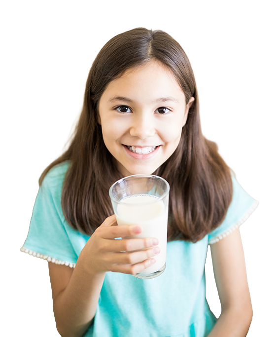 Niña sonriente en camiseta turquesa sosteniendo vaso de leche blanca