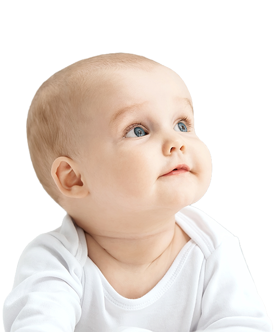 Bebé pequeño con cabeza suave ojos azules expresión asombrada camiseta blanca