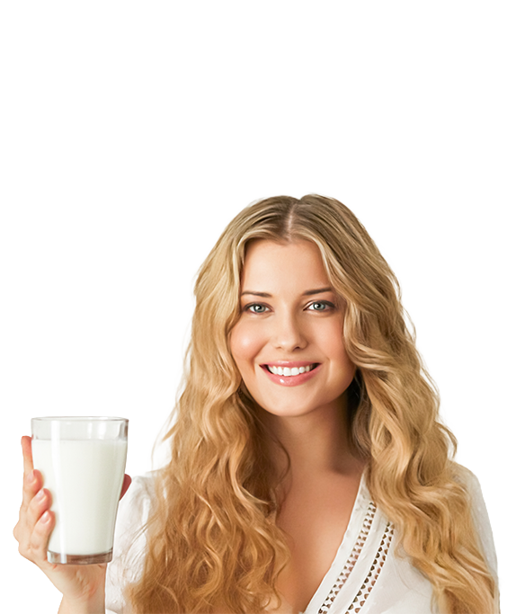 Mujer rubia sonriendo con vaso de leche