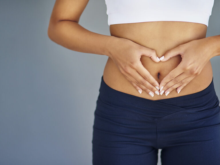 Persona tocando abdomen con forma de corazón sistema digestivo
