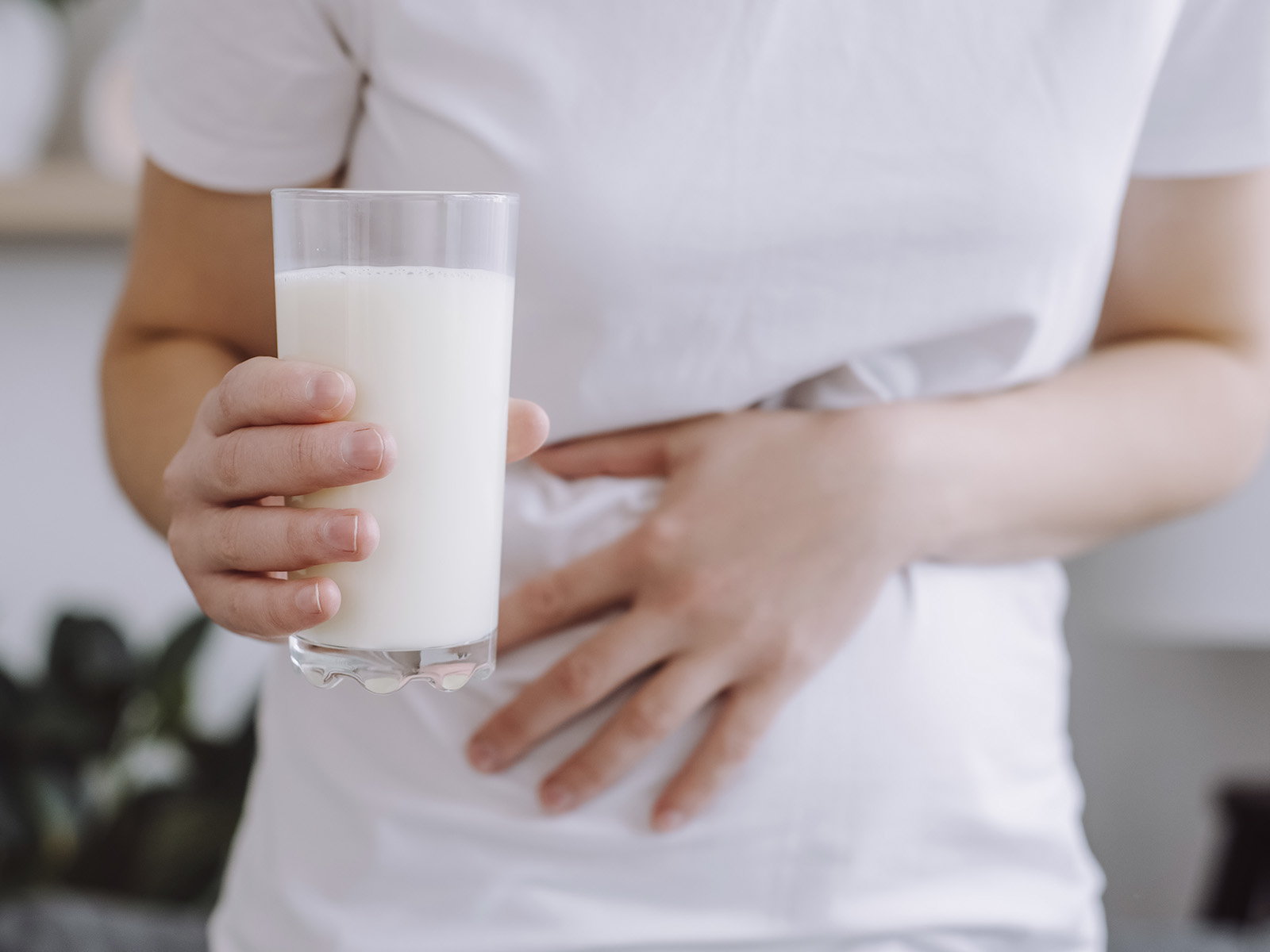 Mujer embarazada bebiendo leche vaso blanco