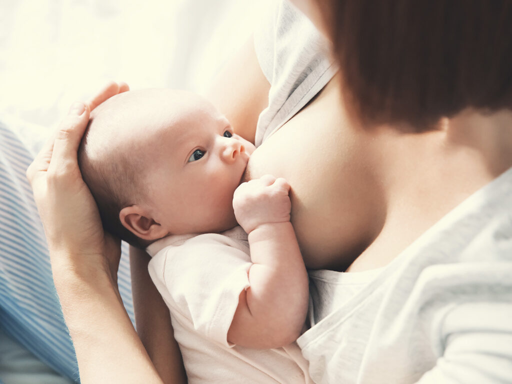Madre amamantando a bebé recién nacido