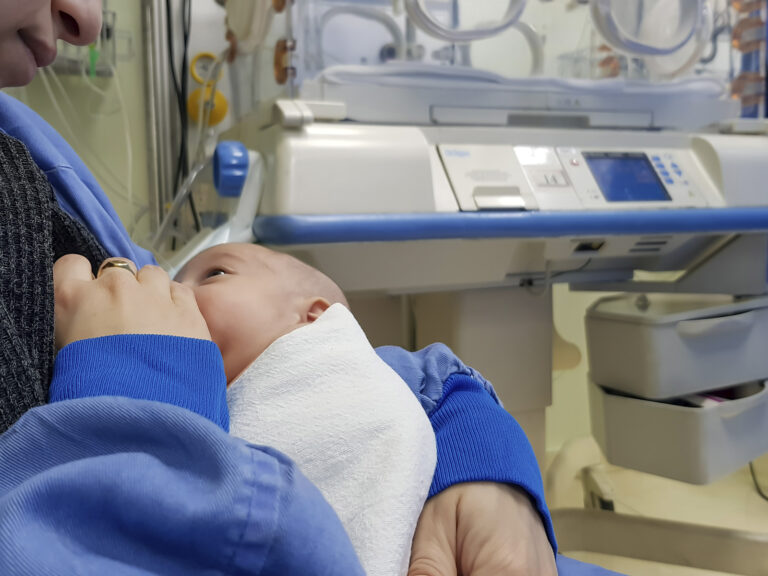 Bebé prematuro en incubadora médica