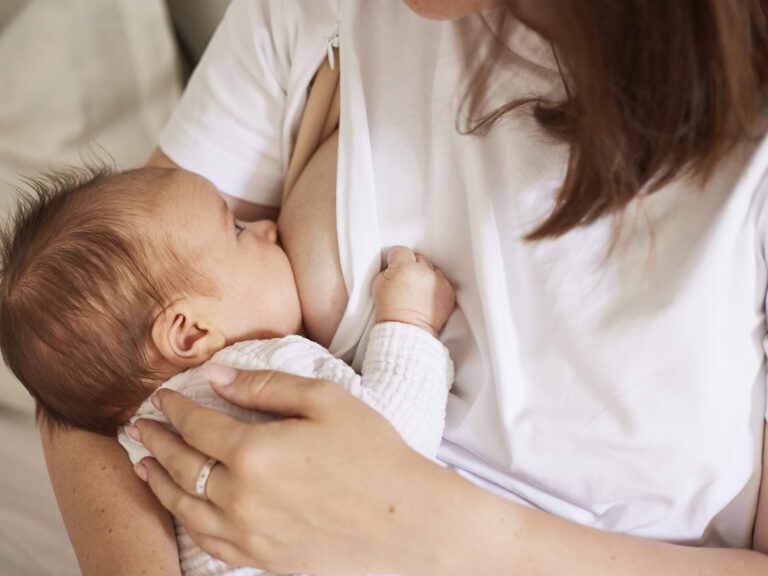 Madre amamantando bebé en brazos