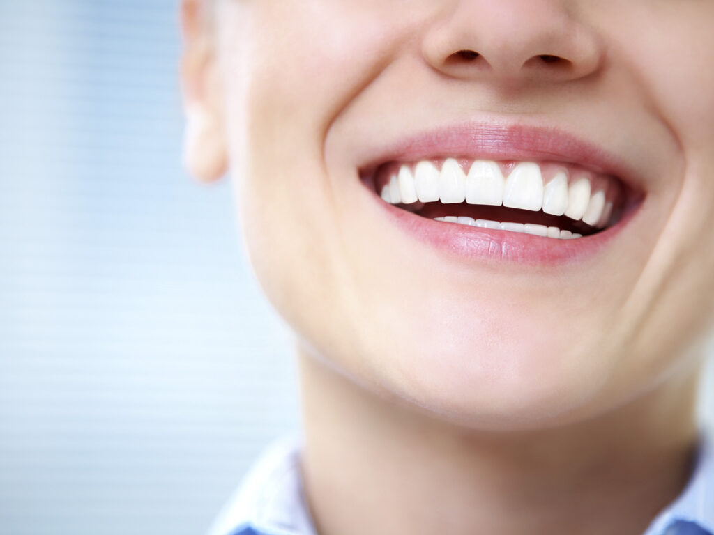 Sonrisa con dientes blancos y encías saludables