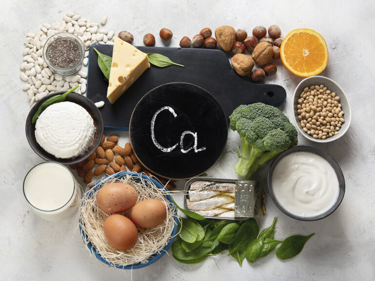 Alimentos ricos en calcio con síbolo de calcio