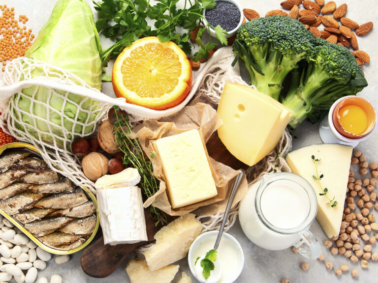 Variedad de alimentos ricos en calcio y nutrientes