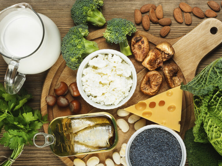Alimentos ricos en calcio sobre tabla de madera