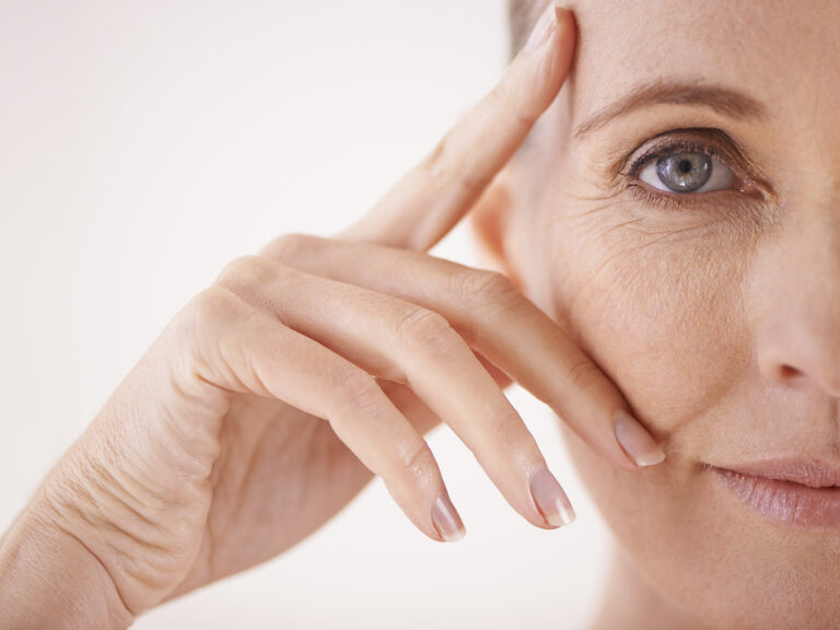 Rostro de mujer mostrando piel envejecida