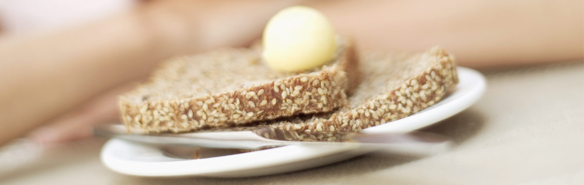 Tabla de pan tostado integral con mantequilla Puleva Montequilla desayuno