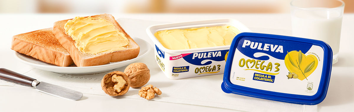 Tabla de pan tostado nueces margarina Puleva Omega 3 desayuno saludable