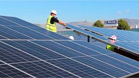 Técnicos instalando paneles solares - energía renovable y compromiso ambiental de Puleva
