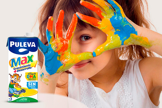 Niña feliz manos pintadas colores botella Puleva Max - innovación crecimiento infantil